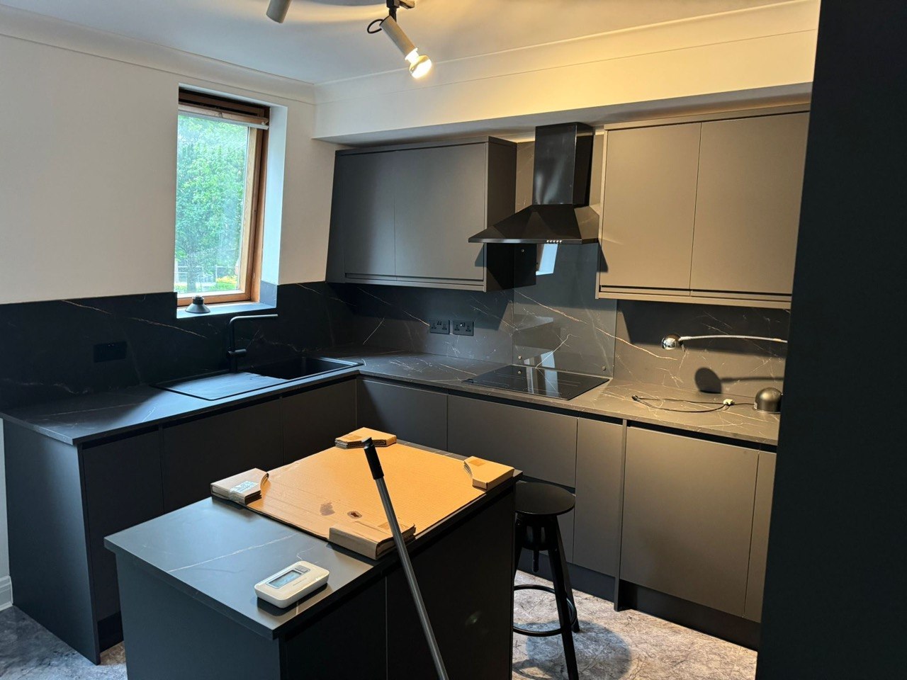 Contemporary kitchen with a large central island completed by MALCON